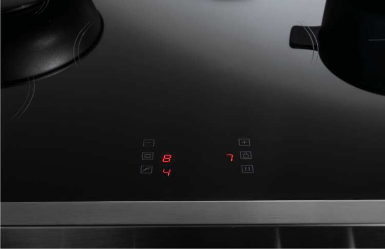 Comandi touch integrati nel piano a induzione