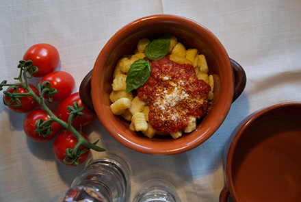 Gnocchi di patate con pomodoro e basilico - Bertazzoni